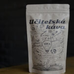 Čerstvo pražená zrnková káva venovaná učiteľom.